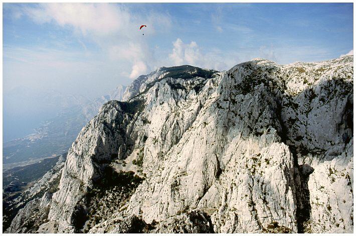 Biokovo-Massiv mit Gleitschirm