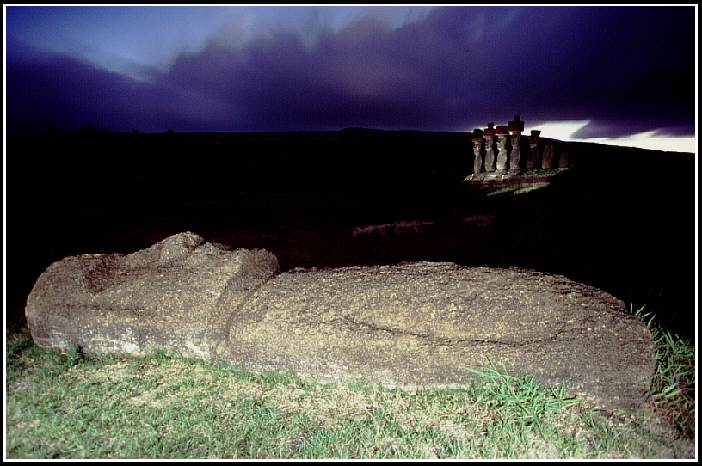 Moai vor dem Ahu Nau Nau